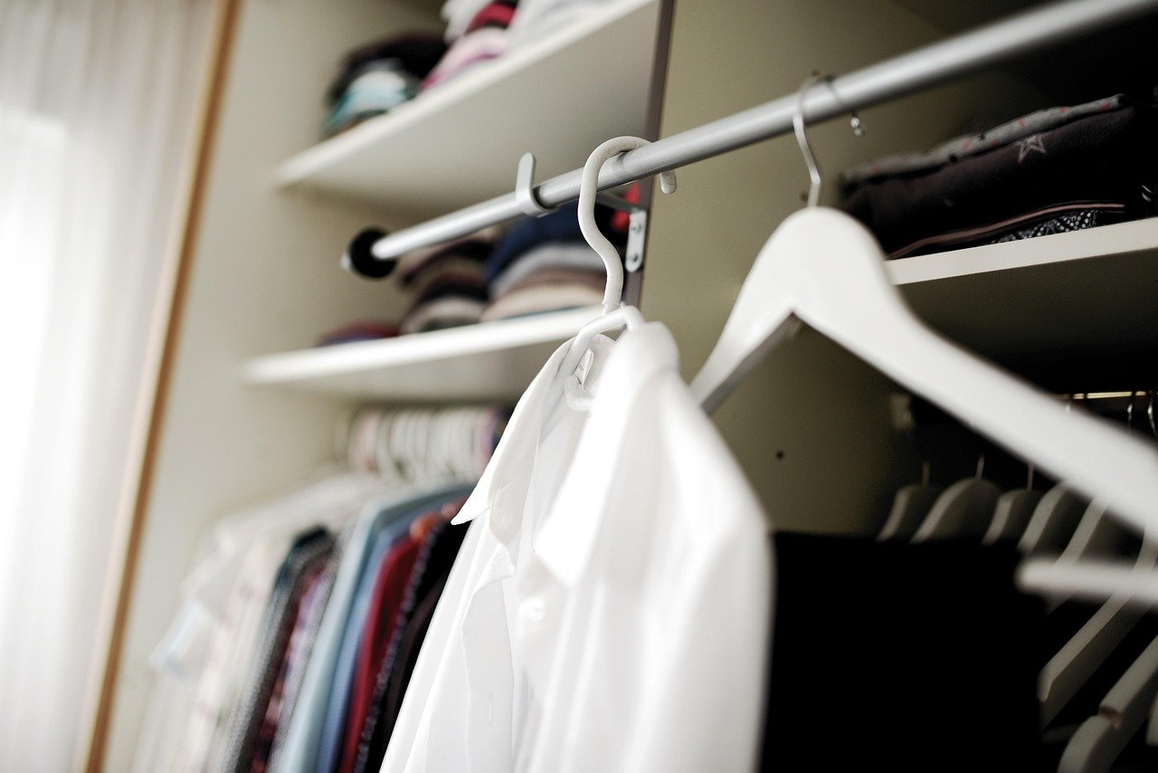 10 clevere Ideen um deinen Kleiderschrank endlich zu ordnen