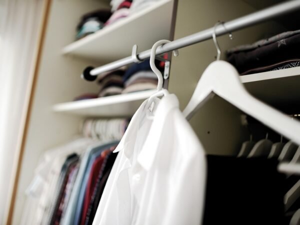 10 clevere Ideen um deinen Kleiderschrank endlich zu ordnen