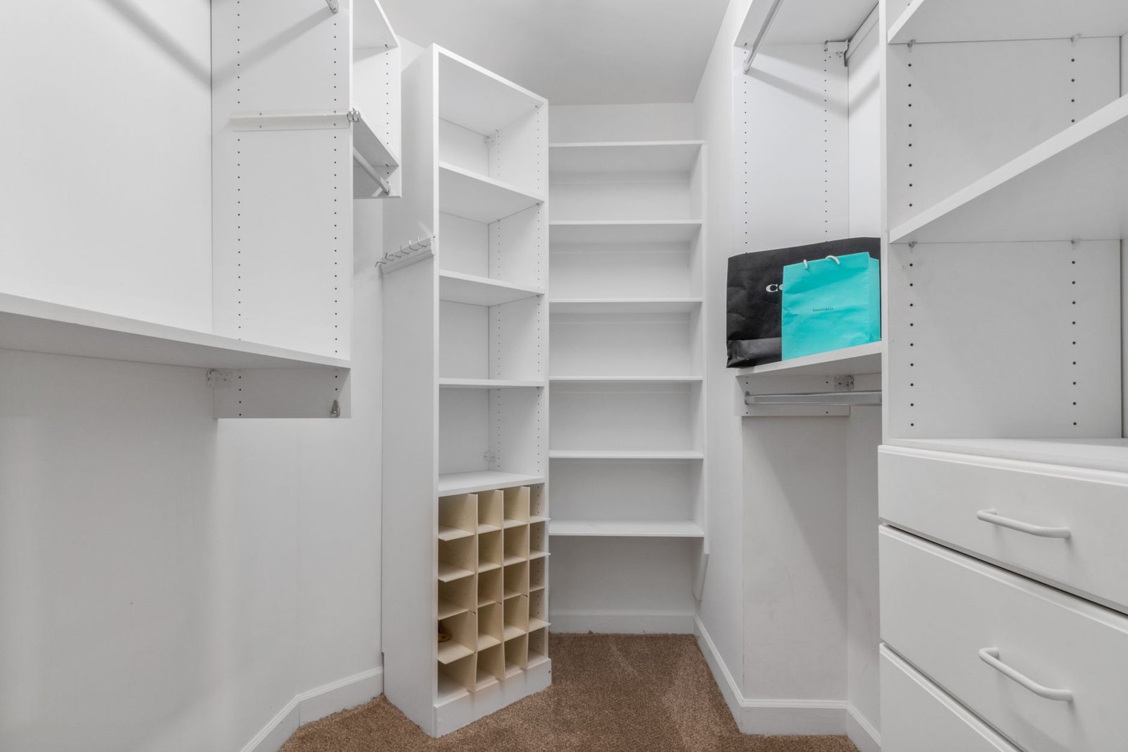 10 geniale Wege deinen Kleiderschrank endlich richtig zu sortieren — Kleiderschrank Wohlfuehlen Kleiderschrank