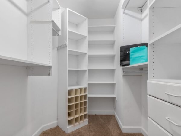 10 geniale Wege deinen Kleiderschrank endlich richtig zu sortieren
