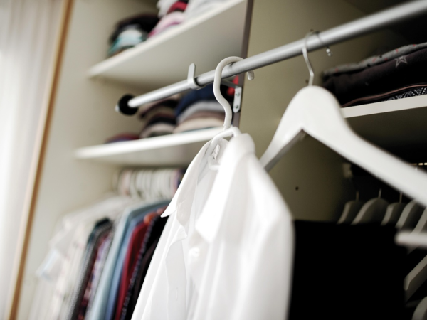 10 Profi-Tipps um deinen Kleiderschrank für immer organisiert zu halten