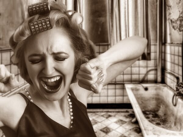 10 Tipps um dein Badezimmer endlich aufzuräumen