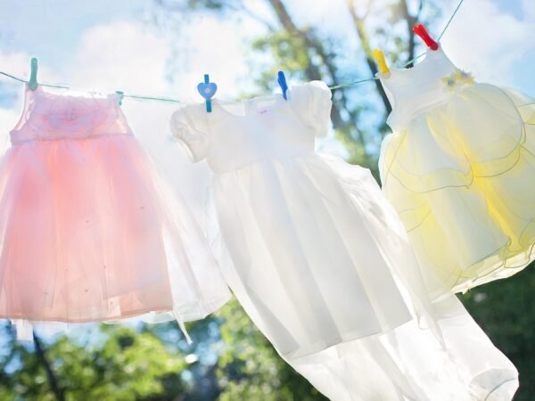 Kleiderschrank ausmisten: Diese 8 Kleidungsstücke solltest du niemals wegwerfen