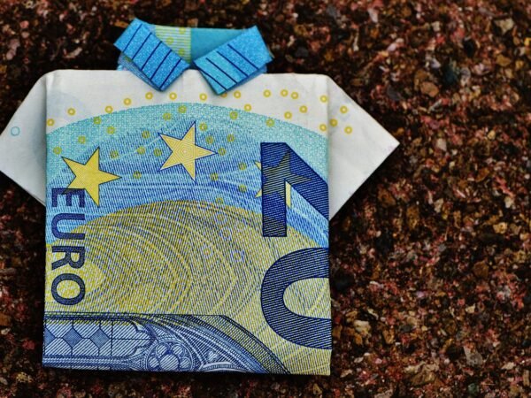 Kleidung falten wie ein Profi: 8 Techniken die Platz sparen