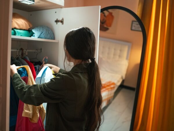 So sortierst du deinen Kleiderschrank nach Farben wie ein Profi